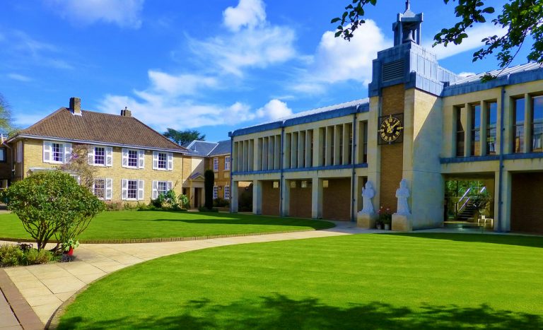 Nymphomanin Taetowierte College Doppelter